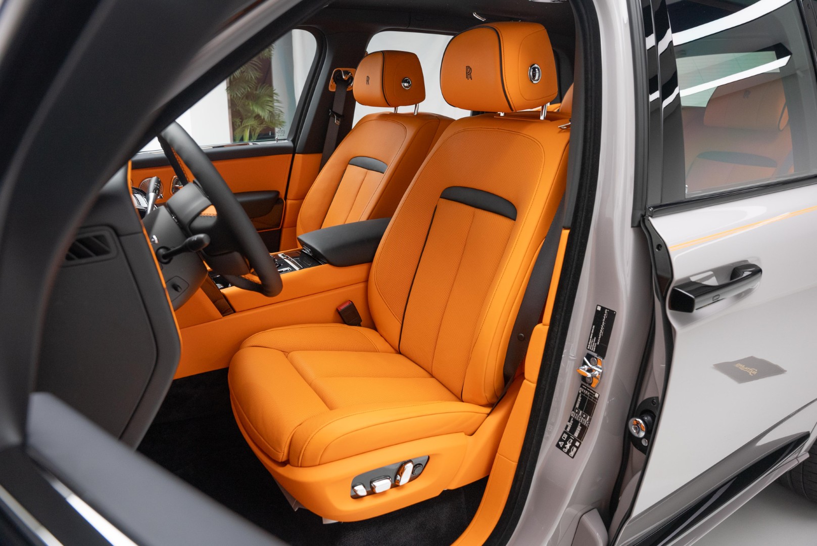 2025 ROLLS ROYCE CULLINAN BLACK BADGE.  BESPOKE SOUND SYSTEM. VIP REAR SEATS. WARRANTY & SERVICE 